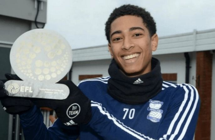 埃弗顿球员手球未被判点球，桑德兰球迷愤怒（埃弗顿疑似手球未判点球，桑德兰球迷强烈不满）