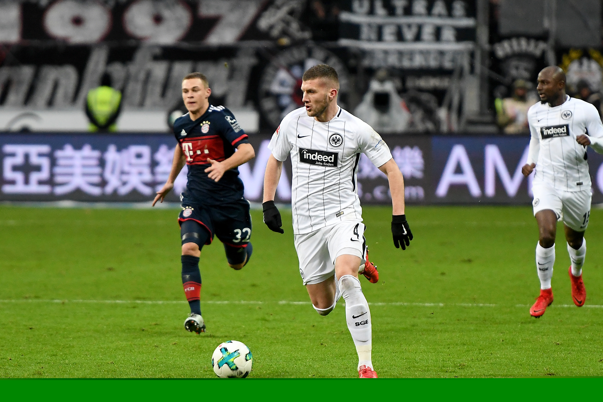 约基奇碾压对手投篮命中率惊人（约基奇统治全场，投篮命中率爆表）