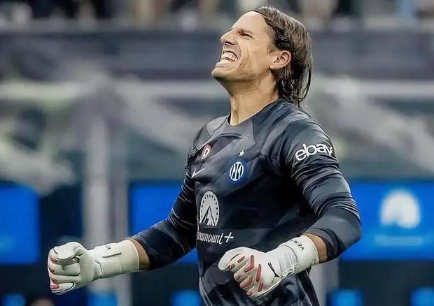 挑衅中国！日本球星三笘薰手持日本二战战犯照片，网友：封杀他（日本球员三笘薰陷舆论风波，部分网友呼吁封杀）